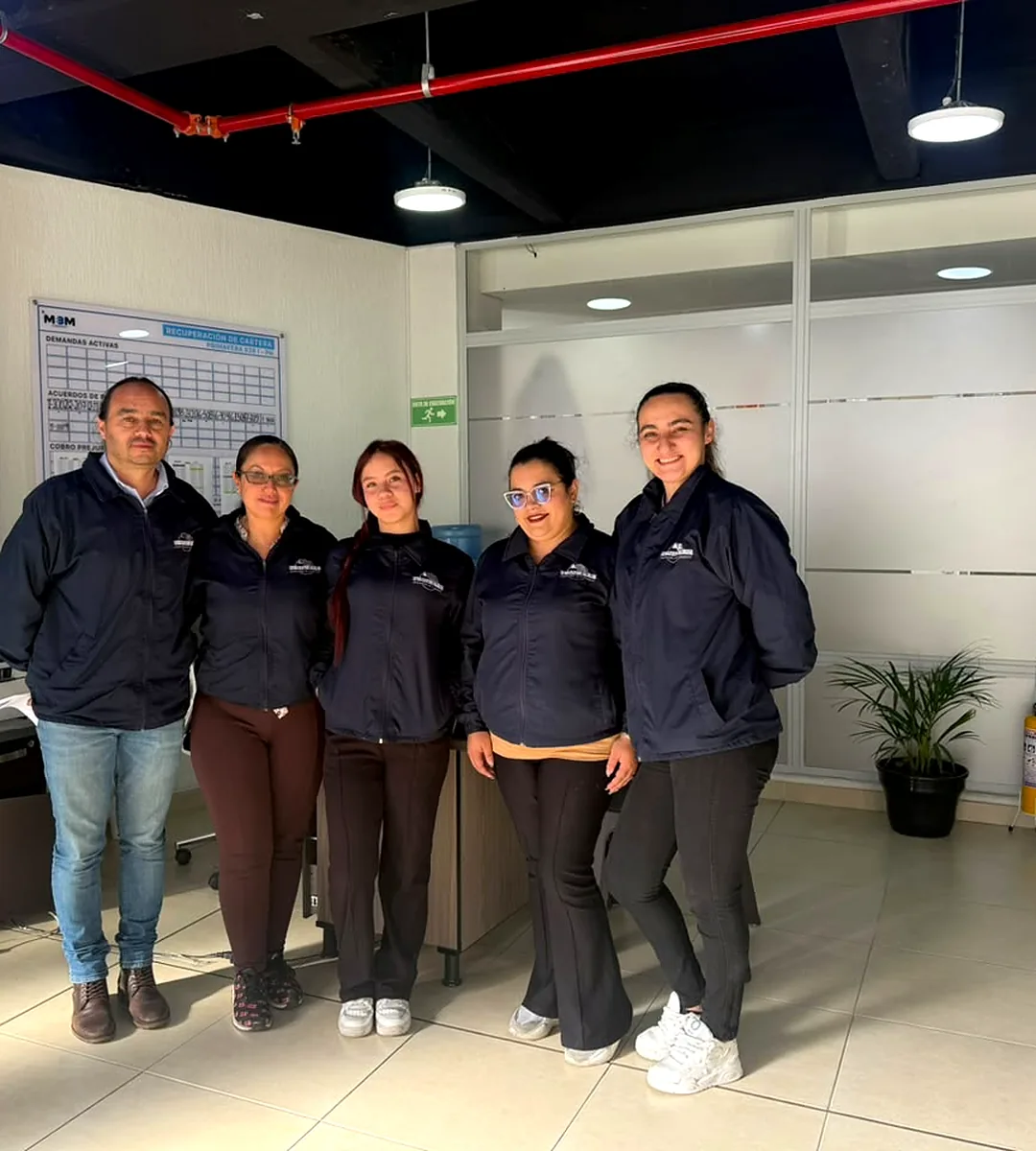 Equipo de PROPH S.A.S. reunido en la oficina