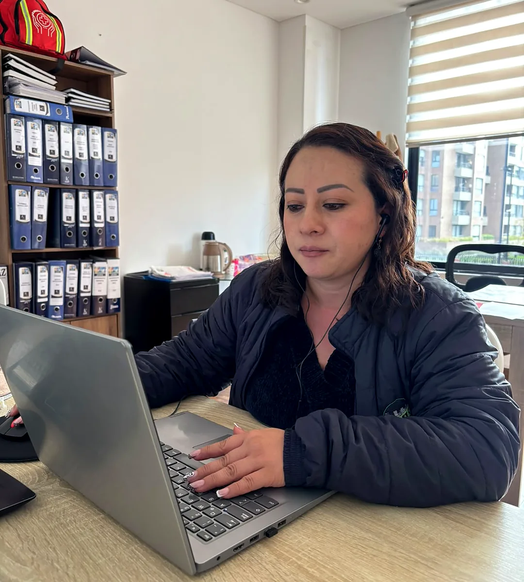 Integrante de PROPH S.A.S. gestionando documentación desde su puesto de trabajo