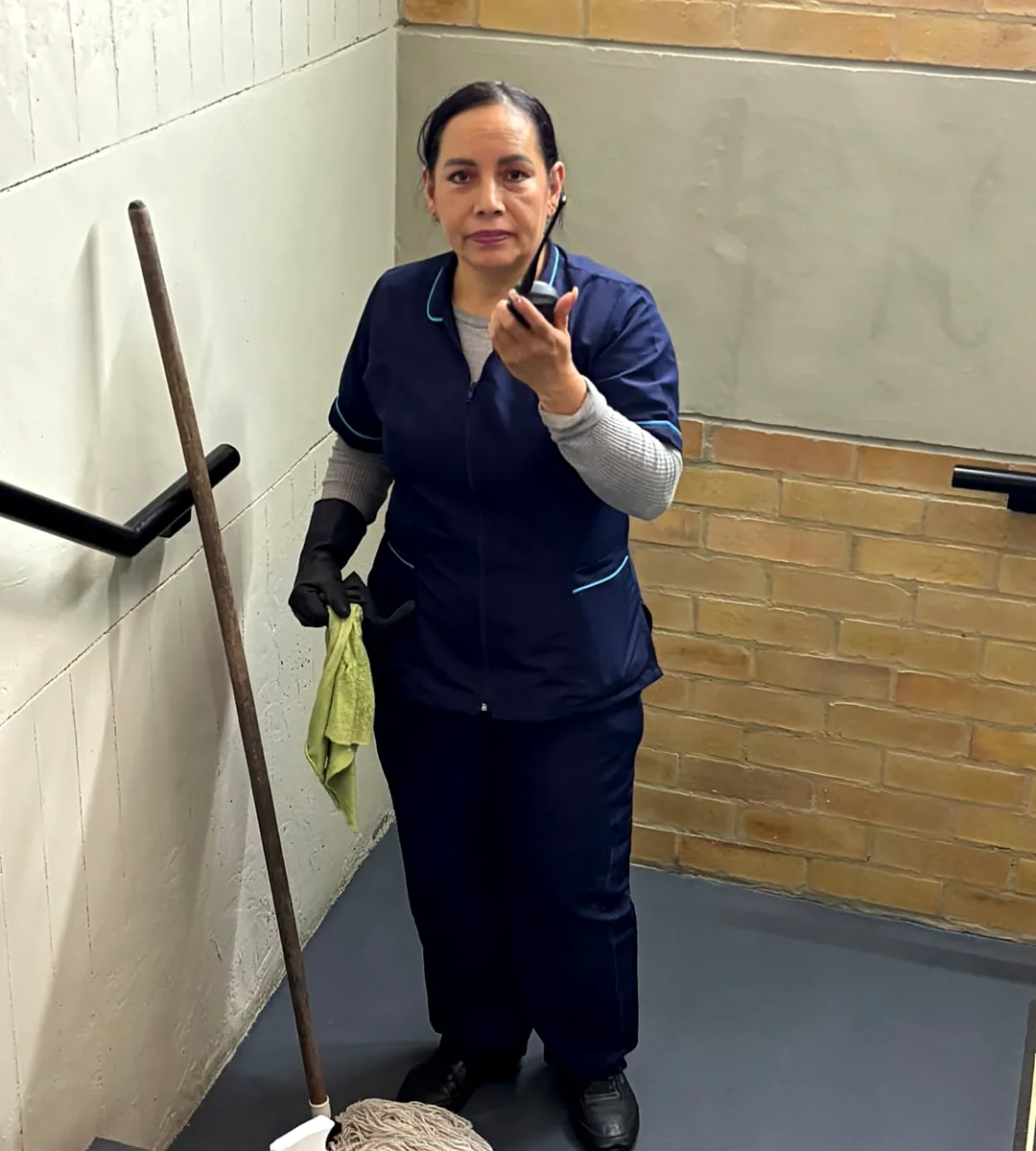 Personal operativo de PROPH S.A.S. durante las labores de aseo
