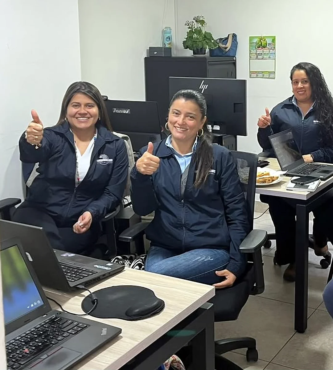 Administradora de PROPH S.A.S. trabajando en su oficina