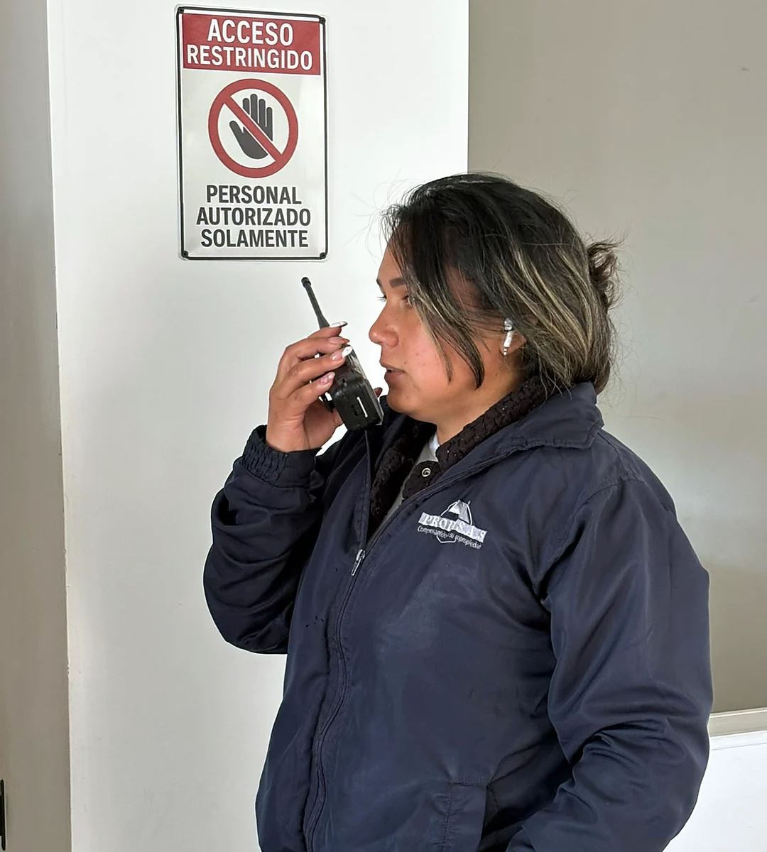 Operadora de PROPH S.A.S. en su puesto de control
