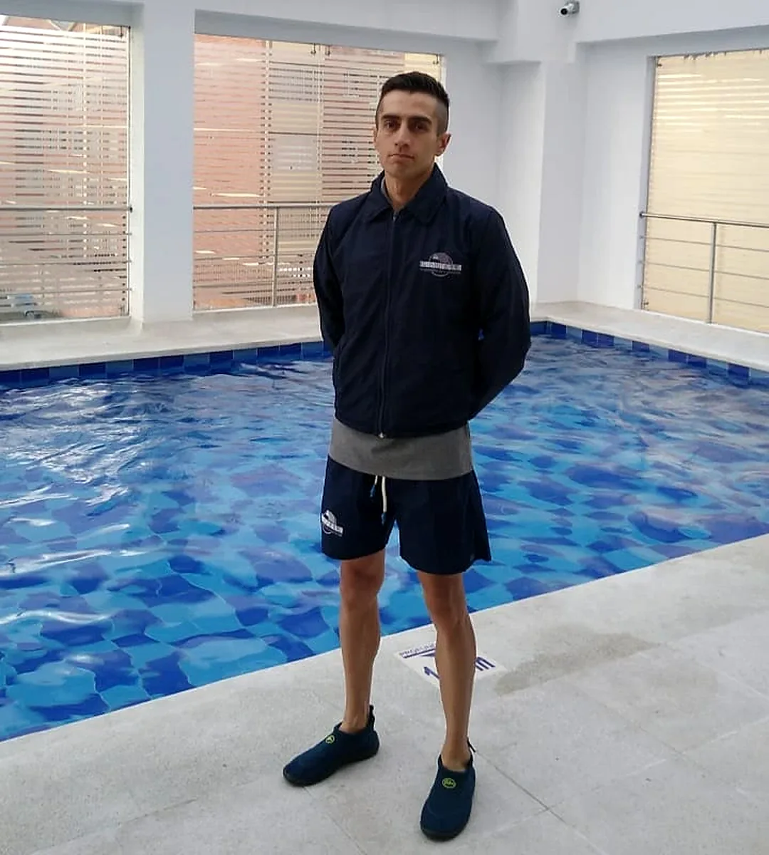 Salvavidas de PROPH S.A.S. junto a la piscina de una copropiedad