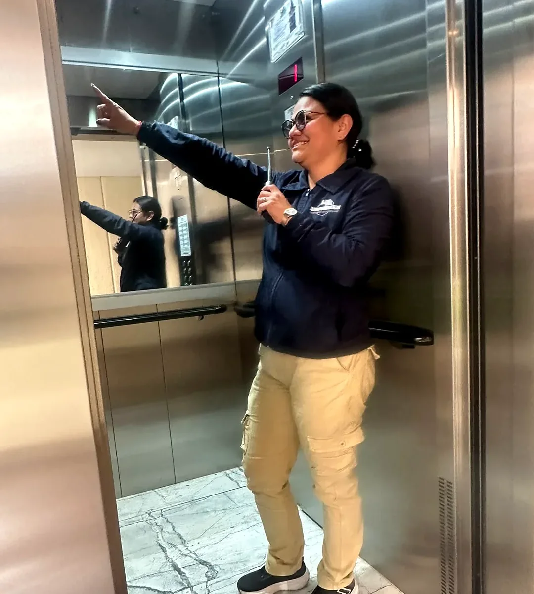 Integrante de PROPH S.A.S. en el ascensor de una copropiedad