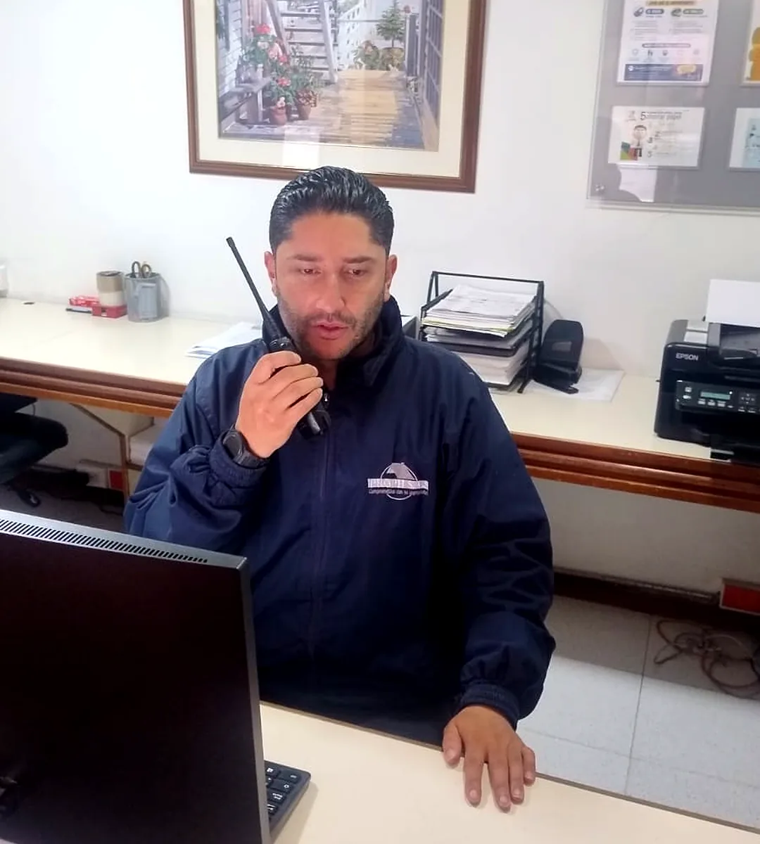 Operador de PROPH S.A.S. coordinando por radio en la oficina