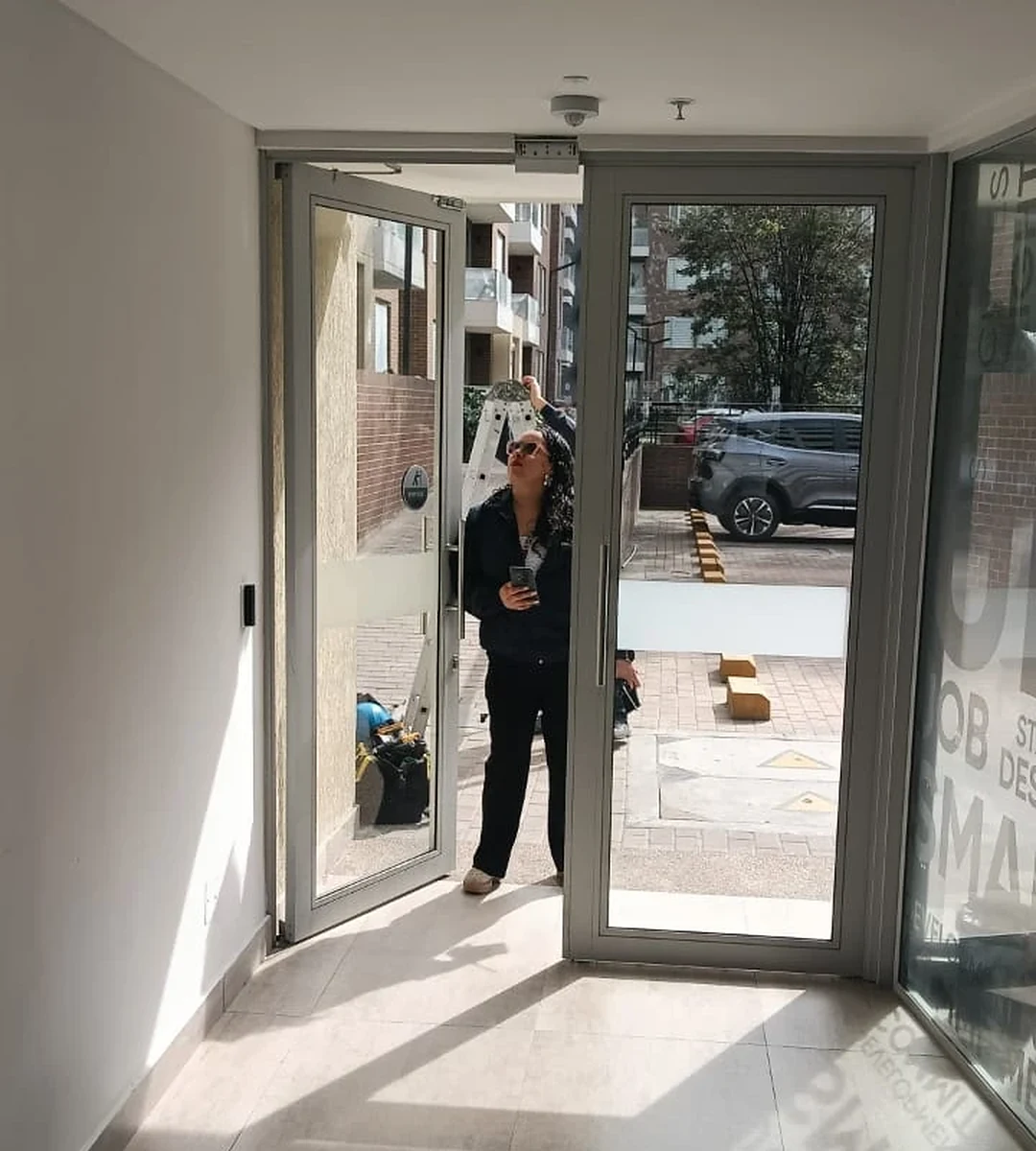 Integrante de PROPH S.A.S. revisando el acceso de una copropiedad